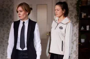 Katja (Isabell Stern, l.) ist überfordert, als Maxi (Katharina Scheuba, r.) ihr die Wahrheit gesteht.