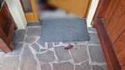 Vor der Wohnung der Toten finden die Beamten einen Schuhabdruck aus Blut. Da er vom Tatort wegführt, können die Beamten davon ausgehen, dass es sich um die Schuhe des Täters handelt. Der Schuh hat die Größe 46 und ist von der Marke "Nike".