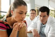 Schwester Arzu Ritter (Arzu Bazman, links) hat ihre mündliche Prüfung zur Hebamme nicht geschafft. Ihr Mann Dr. Philipp Brentano (Thomas Koch, rechts) und ihr Kollege Hans-Peter Brenner (Michael Trischan (hinten) schaffen es nicht, sie zu trösten. Nun hat sie vor der morgen anstehenden praktischen Prüfung noch mehr Beklemmung.