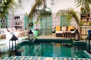 Die äußerlich oft unscheinbaren, traditionellen Häuser der Altstadt von Marrakesch entpuppen sich nicht selten als traumhafte Riads mit traditioneller Kachelkunst auf Wänden und Böden.