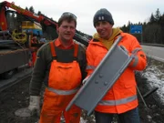Willi und Andreas mit Stahlschutzplanken. Willi beschäftigt sich heute mit den Menschen, die helfen, dass der Verkehr auf den Autobahnen ungehindert rollt.