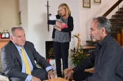 Dagmar Reichard (Beatrix Doderer, M.) und Klaus Reichard (Holger Gotha, r.) wollen Elly, das Baby ihrer verstorbenen Tochter Britta zu sich nehmen. Wöller (Fritz Wepper, l.) versucht zu vermitteln.
