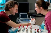 Durch einen Allergietest versucht Viktoria (Isabella Krieger, r.) mehr über eine mögliche Allergie bei Christoph Fromme (Moritz Heidelbach, l.) herauszufinden.