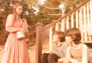 Laura (Melissa Gilbert, l.) nimmt all ihren Mut zusammen und spricht ihren großen Schwarm Jason (Sean Frye, M..) an ...