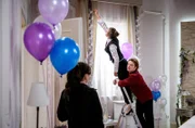 Theo (Lukas Leibe, r.) kann nicht fassen, als Lale (Yeliz Simsek, l.) erneut Zeugin einer nahen Situation zwischen ihm und Maxi (Katharina Scheuba, M.) wird.