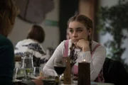 Annikas Tochter Morgan (Silvie Furneaux) absolviert ein Praktikum in dem Naturresort, in dem ihre Mutter eine Mordermittlung durchführen muss.