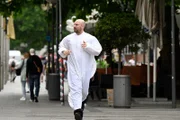 Pfarrer Hans Reiser (Stephan Zinner) auf der Suche nach Franz Spinner.