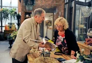 ARD ROTE ROSEN FOLGE 1142, Carla (Maria Fuchs, r.) und Torben (Joachim Kretzer, l.) begreifen, dass sie gegen ihre gegenseitige Anziehung machtlos sind.