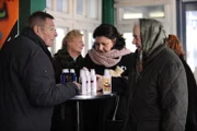 Theres startet ein Ablenkungsmanöver, um an Alois' Superreiniger zu kommen. Von links: Alois Preissinger (Erich Hallhuber sen.), Monika Vogl (Christine Reimer) und Theresa Brunner (Ursula Erber).