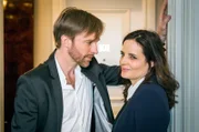 Ein unverhofftes Wiedersehen mit Hannes Zoller (Hugo Grimm, l.). Das fühlt sich für Susanne Mertens (Elisabeth Lanz, r.) mehr als gut an.