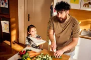 Sami (Ugur Kaya, re.) möchte, dass Tochter Rana (Latife Geng) ihren Namen ohne Hilfe schreiben kann.