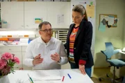 Auch Hans-Peter Brenners (Michael Trischan) Prüfung steht bevor. Da Schwester Arzu (Arzu Bazman) bei ihrer mündlichen Prüfung ein Blackout hatte, empfiehlt er ihr "Mindmapping". Mit dieser modernen wissenschaftlichen Methode kann nichts schiefgehen. Allerdings vergisst Hans-Peter in seiner Euphorie, auf Arzus derzeitige Situation Rücksicht zu nehmen. So geht er ihr mit seinem besserwisserischen Verhalten gehörig auf den Keks.