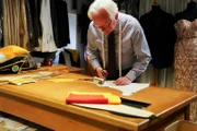 Rudolf Gross fertigt die Prinzenkappen