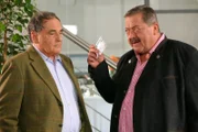 Im Bild: Gegenüber Hofer (Joseph Hannesschläger, r.) spielt Bräutigamsvater Fichtner (Gerd Udo Feller, l.) den Streit mit dem Opfer herunter.