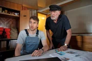 Kapitän Dresen (Rüdiger Kuhlbrodt, r.) und sein Mitarbeiter Anton Gromow (Mark Ortel, l.) haben etwas zu verbergen.