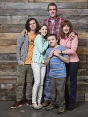 (9. Staffel) - Der alltägliche Wahnsinn ist bei ihnen Dauergast: (v.l.n.r.) Axl (Charlie McDermott); Sue (Eden Sher); Mike (Neil Flynn); Frankie (Patricia Heaton); Brick (Atticus Shaffer, vorne) ...