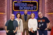 Moderator Kai Pflaume (M.) und seine Rateteam-Kapitäne Bernhard Hoëcker (l.) und Elton (r.) begrüßen in dieser Sendung die Schauspielerin Marijam Agischewa (2.v.l.) und die Schauspielerin Gaby Dohm (2.v.r.).