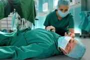 Dr. Philipp Brentano (Thomas Koch) fühlt sich seit ein paar Tagen nicht so gut. Doch er schiebt es auf den Stress: der Dienst in der Klinik, der Ehestreit mit seiner Frau und die alleinigen Weihnachtsvorbereitungen. Als er dann noch für eine OP aus seinen freien Tagen geholt wird, ist alles zu viel und er bricht mitten im Eingriff zusammen.