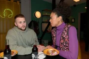 Flo (Pauline Afaja) schafft es nicht, Jonas (Feix van Deventer) die Wahrheit zu sagen.