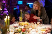 Während Elfriede Machold (Karin Oehme, mi.) einen Toast auf ihre Enkelin Rieke (Liza Tzschirner, li.) und ihre zukünftige Frau Miriam (Christina Petersen, re.) ausspricht, bricht sie plötzlich zusammen.