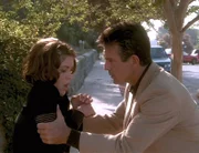 Victor Halliwell (Tony Denison, r.) versucht, seiner Tochter Phoebe (Alyssa Milano, l.) den Ernst der Lage klarzumachen ...