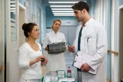 ARD/MDR IN ALLER FREUNDSCHAFT FOLGE 658, "Herzstillstand", am Dienstag (16.09.14) um 21:00 Uhr im ERSTEN. Schwester Julia (Sarah Tkotsch, li.) ist bis über beide Ohren in Dr. Niklas Ahrend (Roy Peter Link, re.) verliebt. Durch eine kleine Schwindelei ergibt sich die Gelegenheit zu einem gemeinsamen Nachmittag und einem Basketballspiel. Doch der Dienstplan macht ihr einen Strich durch die Rechnung. Julia kann Oberschwester Ingrid (Jutta Kammann, mi.) keinen triftigen Grund nennen, um den Dienst zu tauschen.