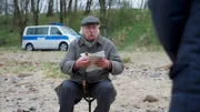 Rentner Jankowski (Achim Wolff), der die Tote gefunden hat, weiß zu berichten, dass sein Nachbar vor kurzem einen heftigen Streit mit ihr hatte.