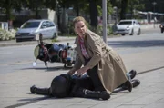 Gudrun (Katrin Pollitt) wird Zeugin eines Banküberfalls und bringt einen flüchtenden Räuber zur Strecke.