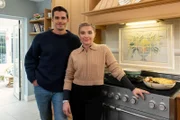Antoni Porowski und Florence Pugh in der Küche von Granny Pat.
