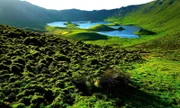 Die Insel Corvo ist ein mächtiger alter Vulkankegel. Die Kraterseen machen die Caldera fruchtbar, zum Teil aber sehr sumpfig.