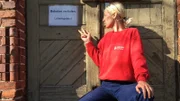 Mit Mut und Mode erobert die Designerin Nina Hollensteiner das verwahrloste Gutshaus von Scharpzow.