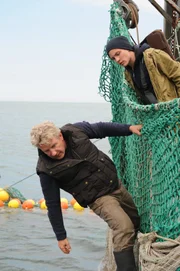 Nach einem Fehler von Thomas Franklin (re: Jannik Schümann) hat sich das Fischernetz in der Schiffsschraube des Bootes verfangen. Daniel Swinton (li: Jörg Schüttauf) versucht, den Schaden zu beheben.