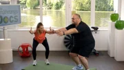 Airbike und Kniebeugen im Wechsel: Mit dem Intervalltraining von Physiotherapeutin Svea Köhlmoos soll Dominique P. seine Ausdauer trainieren und Muskeln aufbauen.