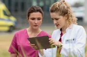 Dr. Winter (Juliane Fisch, r.) und Viktoria  (Isabella Krieger, l.) überlegen, wie sie im Fall es Hobby-Landwirts weiter vorgehen können.