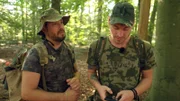 Peter und Flo haben sich auf das Navi ihres Handys verlassen und stehen plötzlich planlos im Wald.