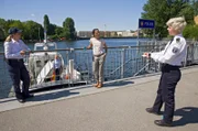 Ein verzwickter Fall: Marlene Weber (Oska Melina Borcherding, r.) informiert Paula Sprenger (Sarina Radomski, l.), Wolf Malletzke (Christoph Grunert, im HG) und Jasmin Sayed (Sesede Terziyan, 2.v.r.) über Neuigkeiten zur doppelten Identität des Toten.