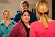 Monika (Christine Reimer) gerät in einen Streit mit Uschi, während Vera (Sybille Waury) und Paul Hitzelsperger (Dániel Rákász) dabei sind.
