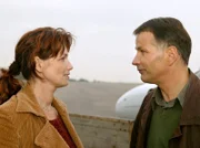MDR Fernsehen IN ALLER FREUNDSCHAFT FOLGE 250, "Eine Frage der Menschlichkeit". Roland Heilmann (Thomas Rühmann) fliegt in den Kosovo, um dort medizinische Geräte zu spenden. Dort wird er von Dunja Batisz (Sabine Vitua) empfangen, die für eine Organisation für Wiederaufbau arbeitet.