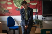 Lehrer Elliot Ward (Mathew Baynton) findet es unangebracht, im Rahmen eines Schulprojekts einen alten Kriminalfall zu behandeln.