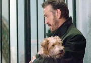 Rocco Schiavone (Marco Giallini) hat einen herrenlosen Hund ins Herz geschlossen und tauft ihn „Lupa“, die Wölfin.