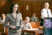 Gelingt es der stellvertretenden Staatsanwältin Tracey Kibre (Bebe Neuwirth, l.) die Jury von der Schuld des Angeklagten zu überzeugen?