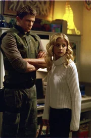 Riley Finn (Marc Blucas), Buffy (Sarah Michelle Gellar)