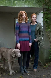 Drei Frauen lieben Hauke: Hund Holly, Jule (Marleen Lohse) und Lona (Henny Reents, rechts)