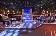 Moderatorin Esther Sedlaczek (M.) mit den Kandidat:innen des Teams "Journalisten": Ulrich Wickert (2.v.l.) und Sabine Christiansen (l.), sowie den Quiz-Profis: Marie-Louise Finck(3.v.r.), Eckard Freise (2.v.r.) und Thorsten Zirkel (r.).