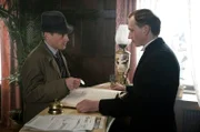 Elisabeth Behnke (Fritzi Haberlandt) unterstützt ihren Untermieter Samuel Kaltenbach (Karl Markovics) bei seinen Recherchen.; Gereon Rath (Volker Bruch) versucht bei einem Portier die Namen der Hotelgäste herauszufinden.