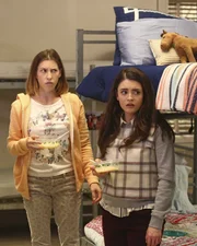 So hatten sich Sue (Eden Sher, l.) und Lexie (Daniela Bobadilla, r.) ihren Tag nicht vorgestellt, denn plötzlich tauchen Axl, Hutch und Kenny auf und wollen bei ihnen einziehen ...