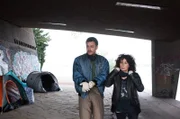 Harry Möller (Maria Ketikidou, r.) inspiziert mit ihrem neuen Kollegen Nils Sanchez (Enrique Fiß, l.) den Schlafplatz eines Obdachlosen.