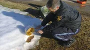 Der Forensiker Jim Eadie entdeckt im Schnee den Schuhabdruck des Täters.