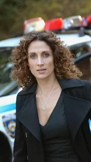 Detective Stella Bonasera (Melina Kanakaredes) durchkämmt den Central Park. Doch das Projektil ist nirgends zu finden.