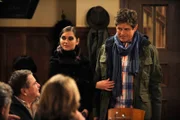 Bamberger ist angetan, als sein neues Outfit ankommt. Von links: Nina Kreutzer (Andrea Schmitt) und Roland Bamberger (Horst Kummeth).